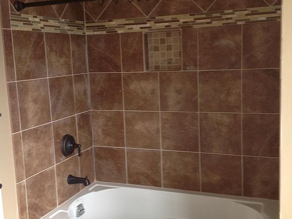 Upstairs Full Bath pic 2
