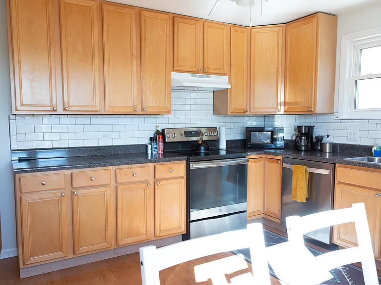 Well-stocked utensils, coffee maker, dishwasher - everything you need to make the kitchen your own