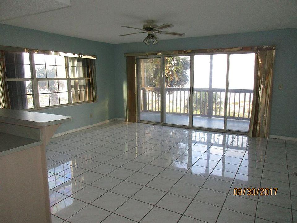 LR and balcony facing the beach