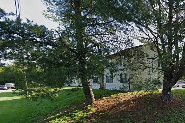 100 Walnut Grove Rd — Photo 4