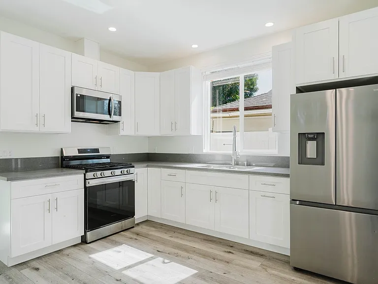 8107 Lemona Ave — Photo 4