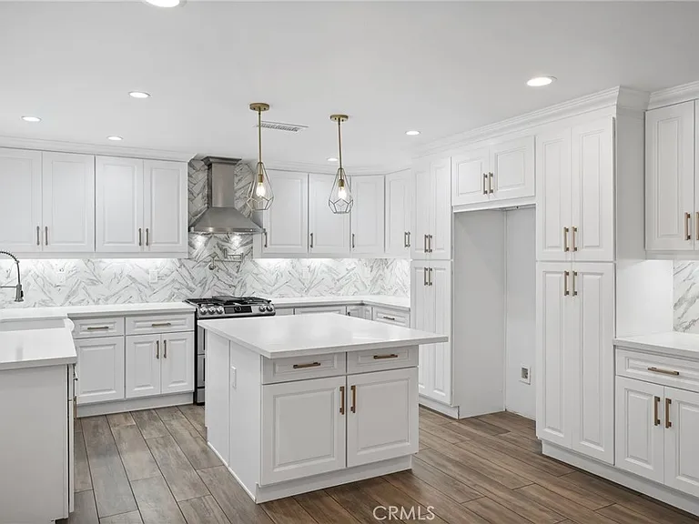 10811 Des Moines Ave — Photo 15