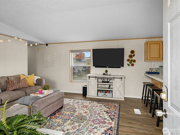 5th image of 670 SW Section Avenue