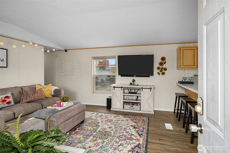 5th image of 670 SW Section Avenue