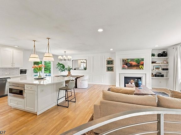 5th image of 10 Darlene Ct