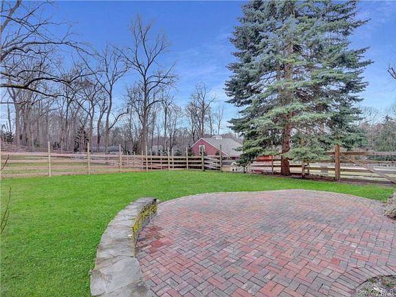 5th image of 42 Blydenburgh Ln