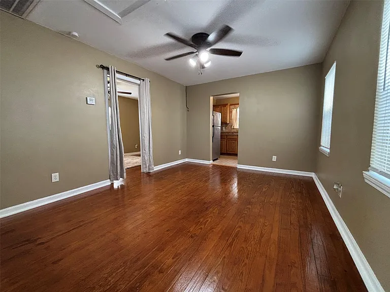 422 W Burleson St — Photo 5