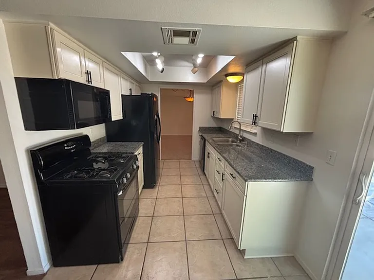 2150 W Hamilton Ave — Photo 3