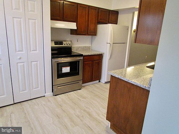 2nd image of 2827 Lee Landing Ct