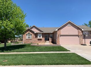 1814 Riviera Dr, Great Bend, KS 67530