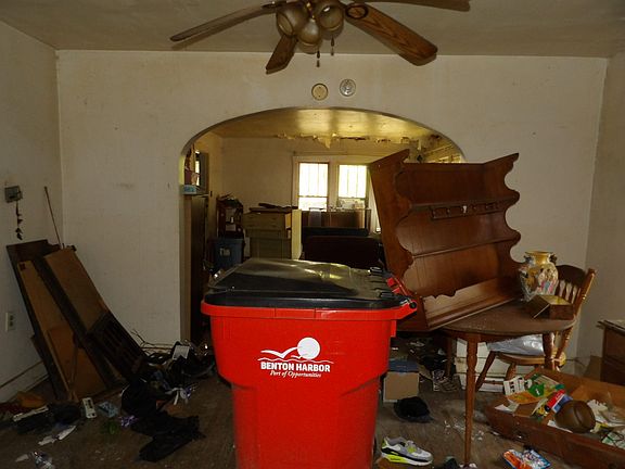 4th image of 868 Edgecumbe Ave