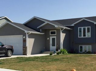 1071 Lindsey Ln, Grand Forks, ND 58201