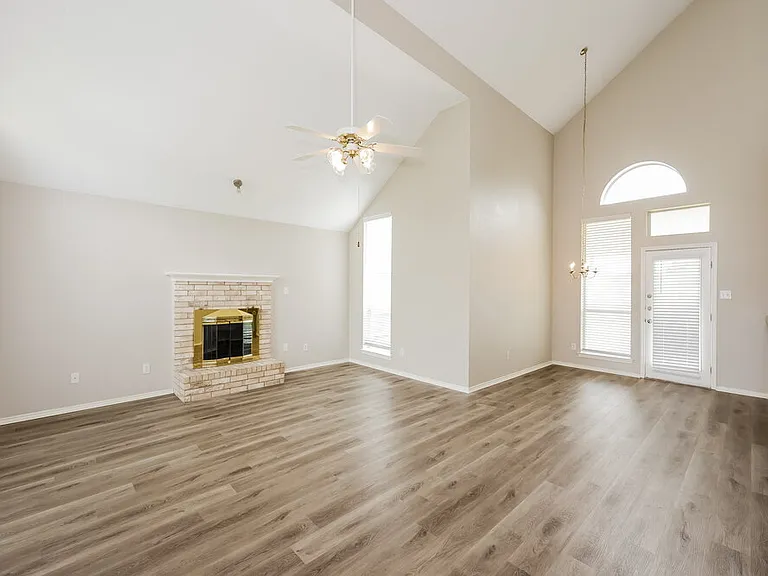 300 Stone Creek Blvd — Photo 6