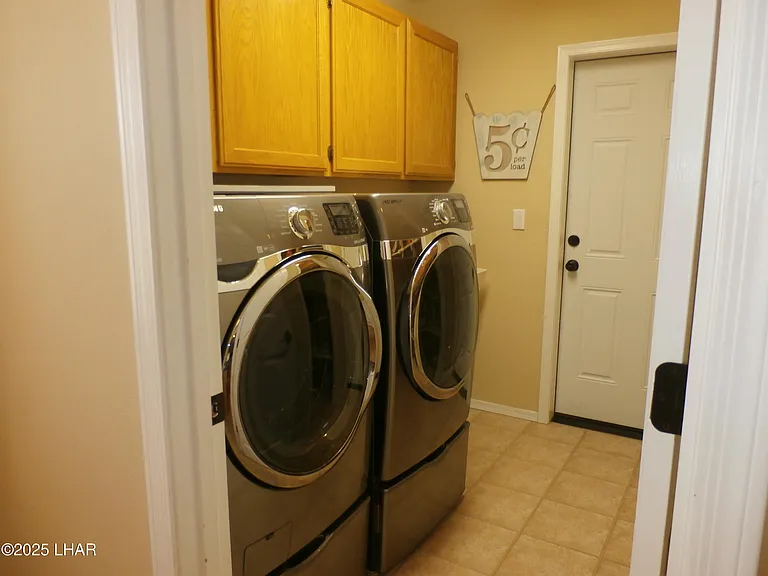 2304 Buckingham Blvd — Photo 9