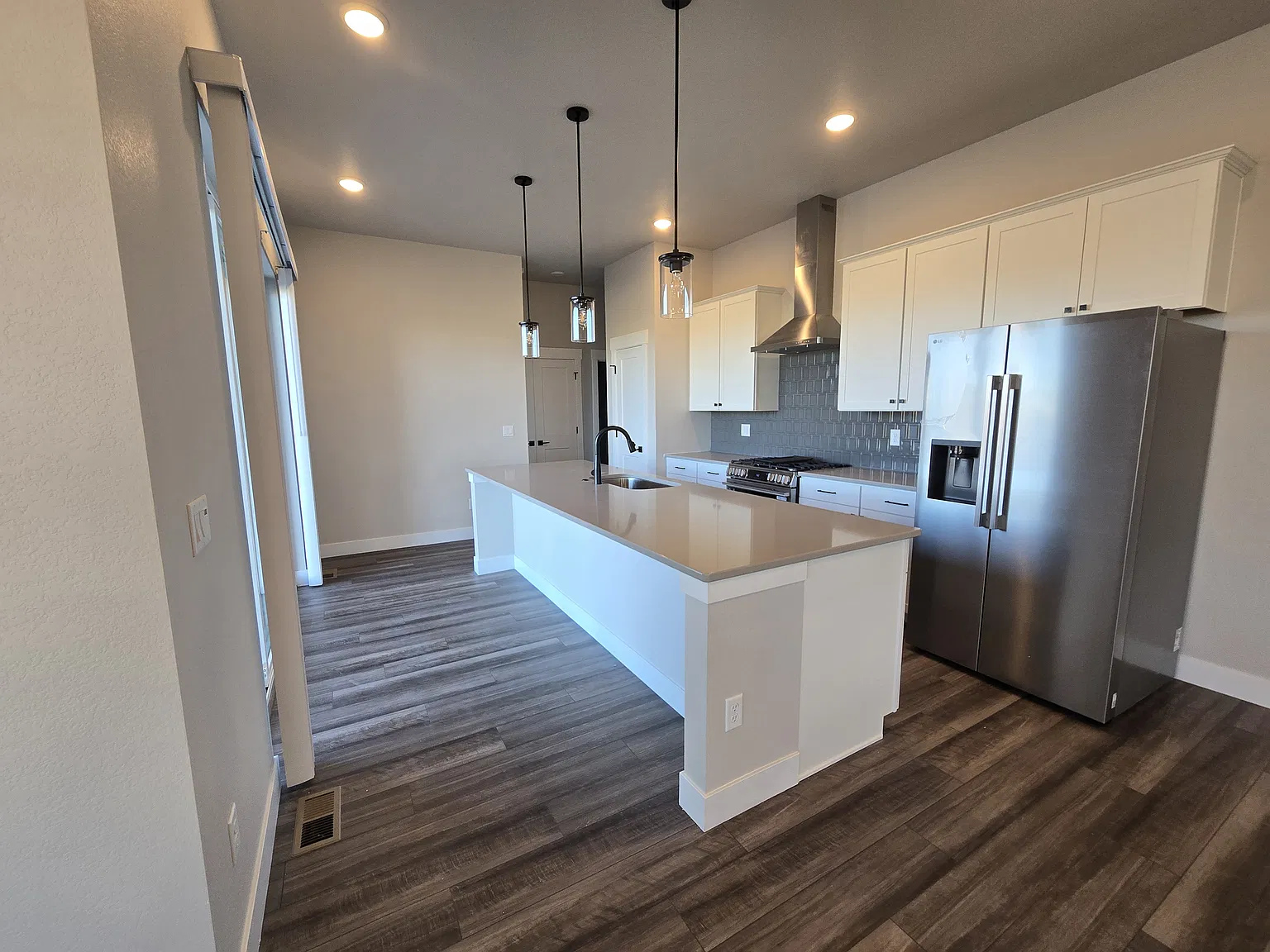 4 bed, 2855 sqft, $3,232 — Photo 4