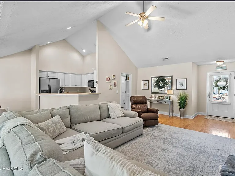 513 Catamaran Dr — Photo 7