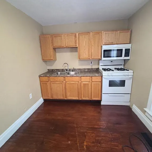 426 1/2 E Market St — Photo 3