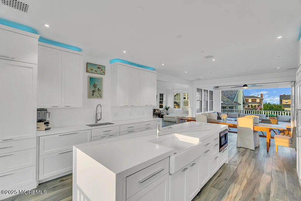 4 bed, 4.5 bath, 2691 sqft, $20,000 — Photo 2