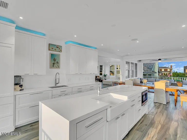 985 Ocean Ave — Photo 2