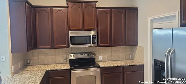 3 bed, 2.0 bath, 1872 sqft, $1,795 — Photo 4