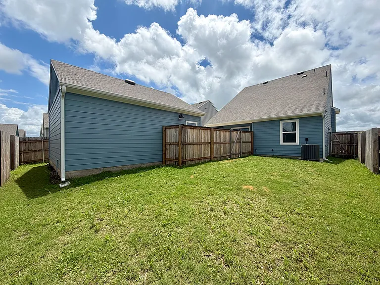 207 Cherry Blossom Ln — Photo 32