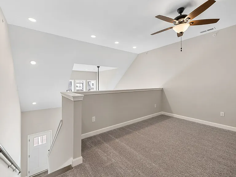 677 Glenview Dr — Photo 10