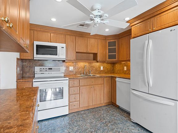 2nd image of 112 Wellington Dr E #M