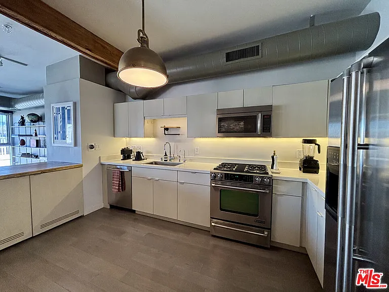 527 Molino St #401 — Photo 9
