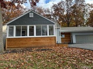 2550 Maplecrest Dr E, Waterford, MI 48329