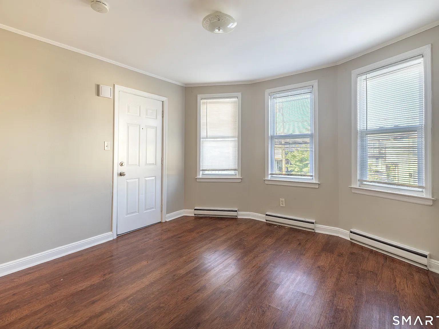 3 bed, 1.0 bath, 903 sqft, $2,000 — Photo 3