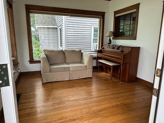 3rd image of 524 W Shore Dr