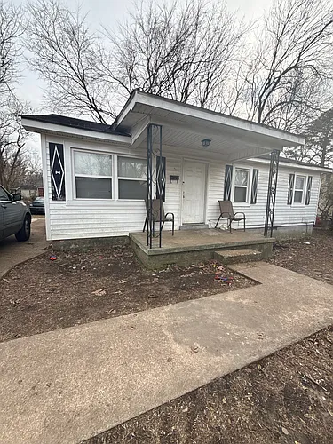 672 Coach St Photo 1