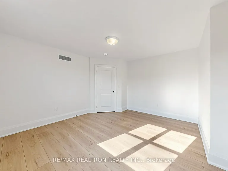 4 Braeburn St — Photo 38
