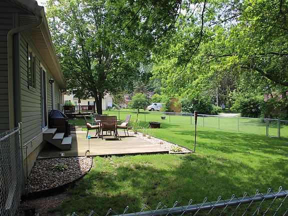 3rd image of 921 Hickory Dr