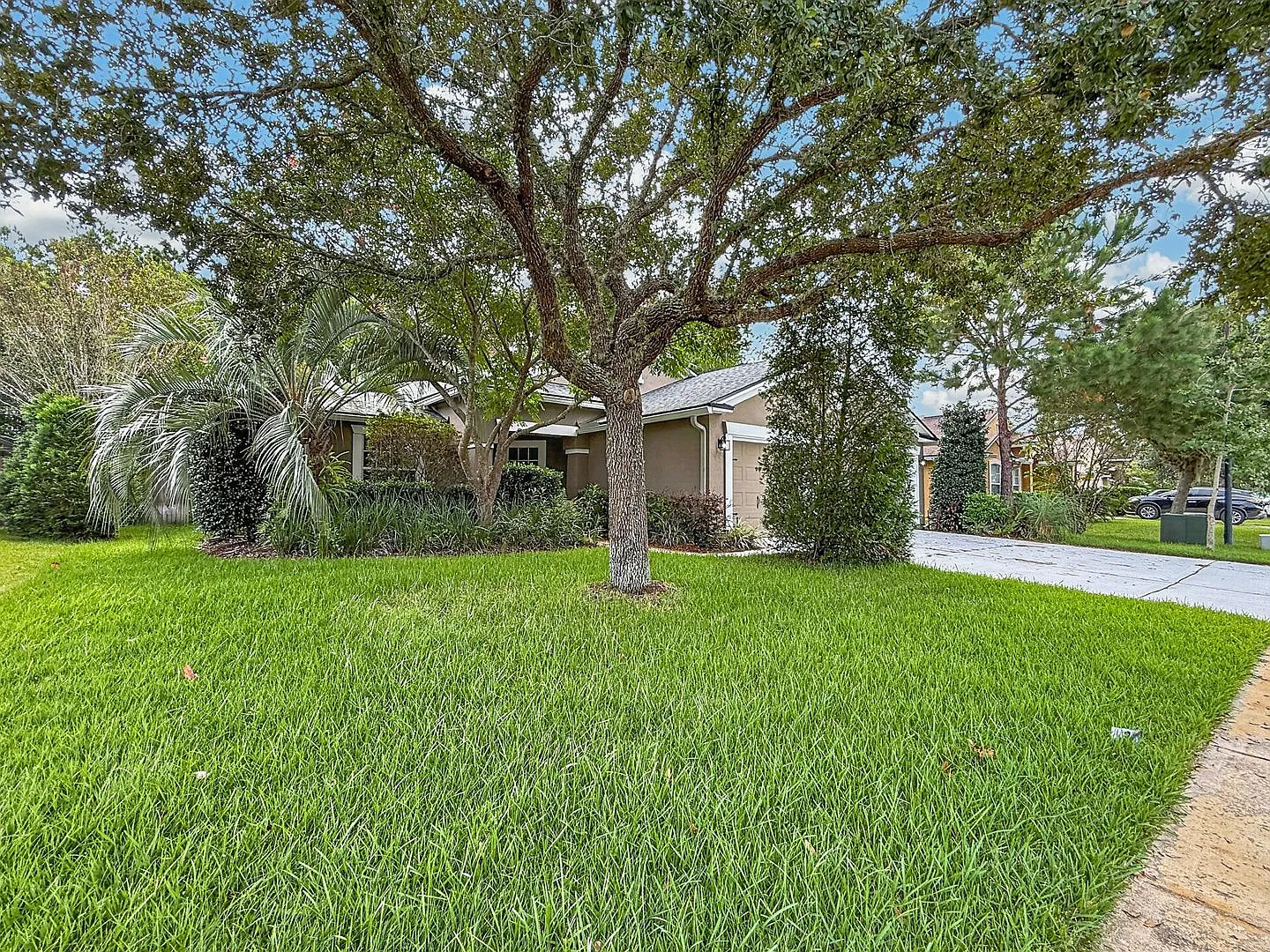 Beautiful 4-Bedroom Home with Outdoor Kitchen in Barrington Estates — Photo 4