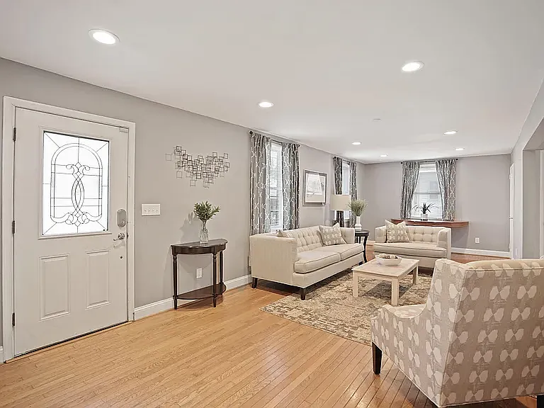 2918 Monroe Pl — Photo 4