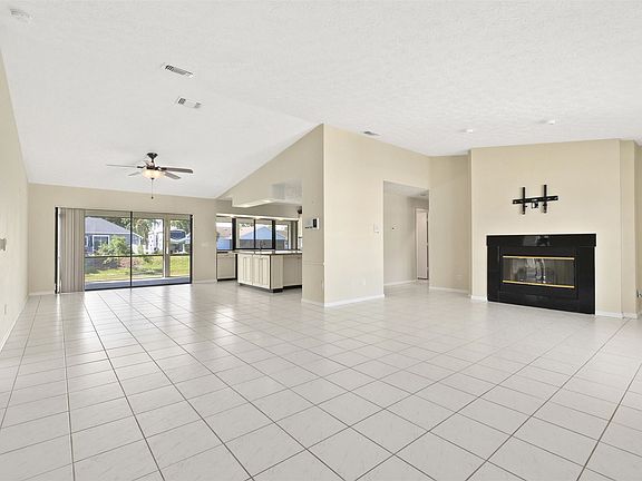 5th image of 2382 SE Maslan Ave