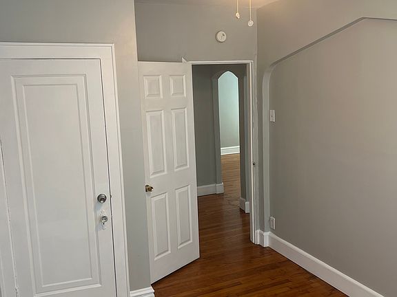 3rd image of 5058 Lindenwood Ave #2