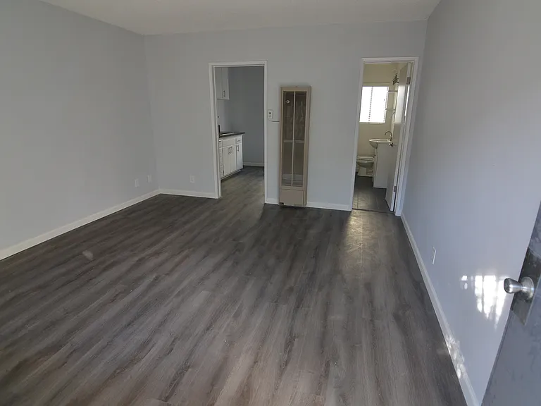 6919 Sepulveda — Photo 10