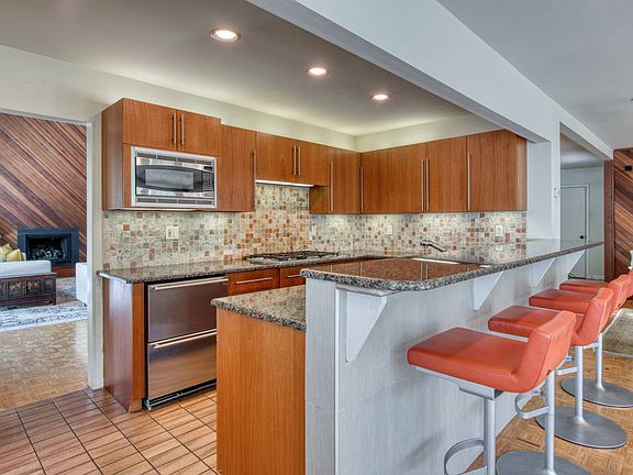 5th image of 21 Edison Dr