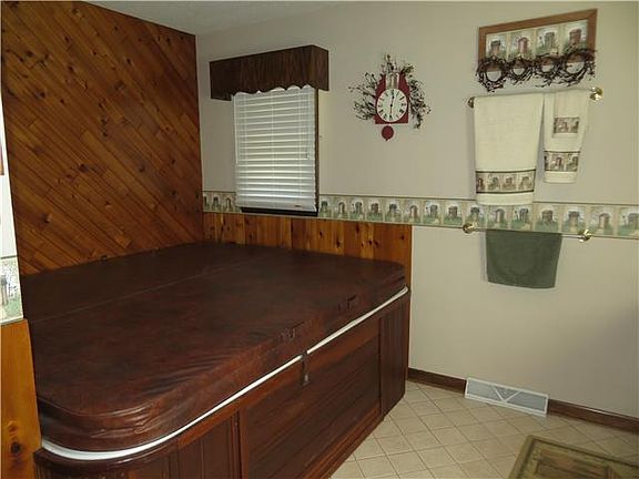 3rd bath has a full sized hot tub!