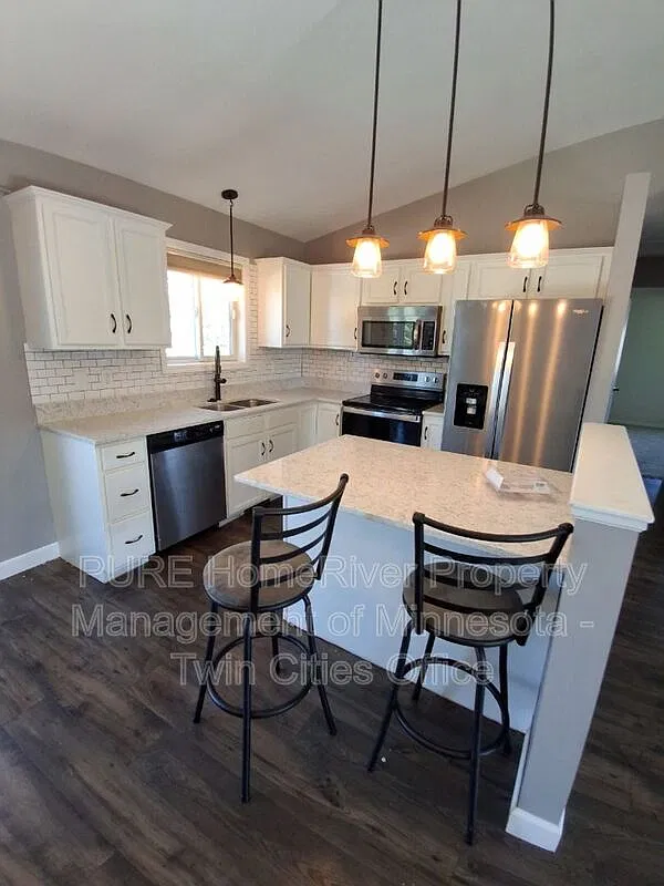 4 bed, 2.0 bath, 1948 sqft, $2,310 — Photo 3