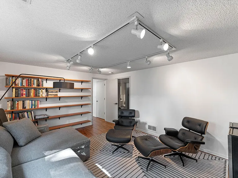 4004 Upton Ave S — Photo 20