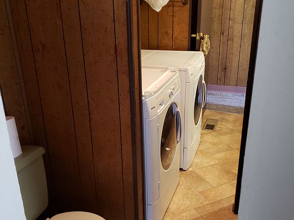 Main bathroom w/d and shower