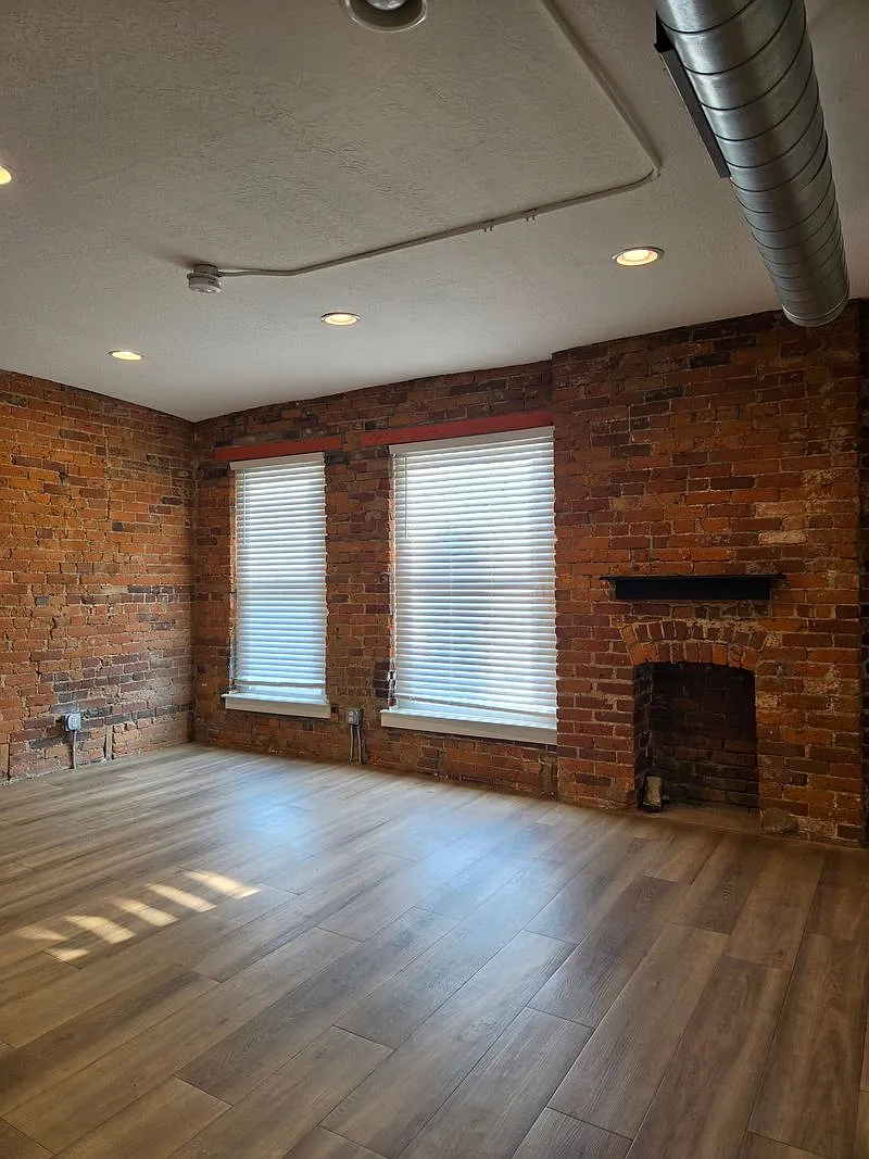 2 bed, 884 sqft, $2,200 — Photo 1