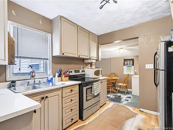 4th image of 421 Canada St