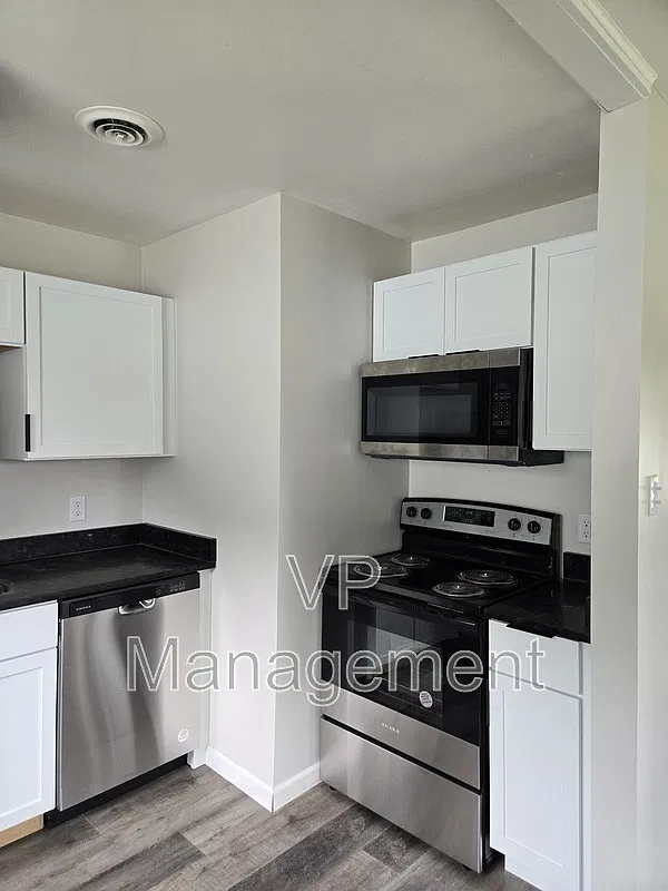 2 bed, 1.0 bath, 792 sqft, $1,300 — Photo 3