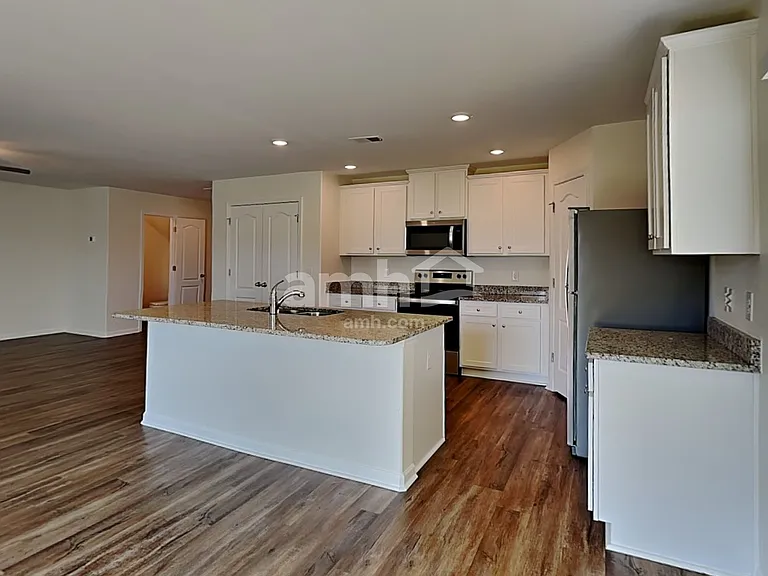 2053 Southlea Dr — Photo 3