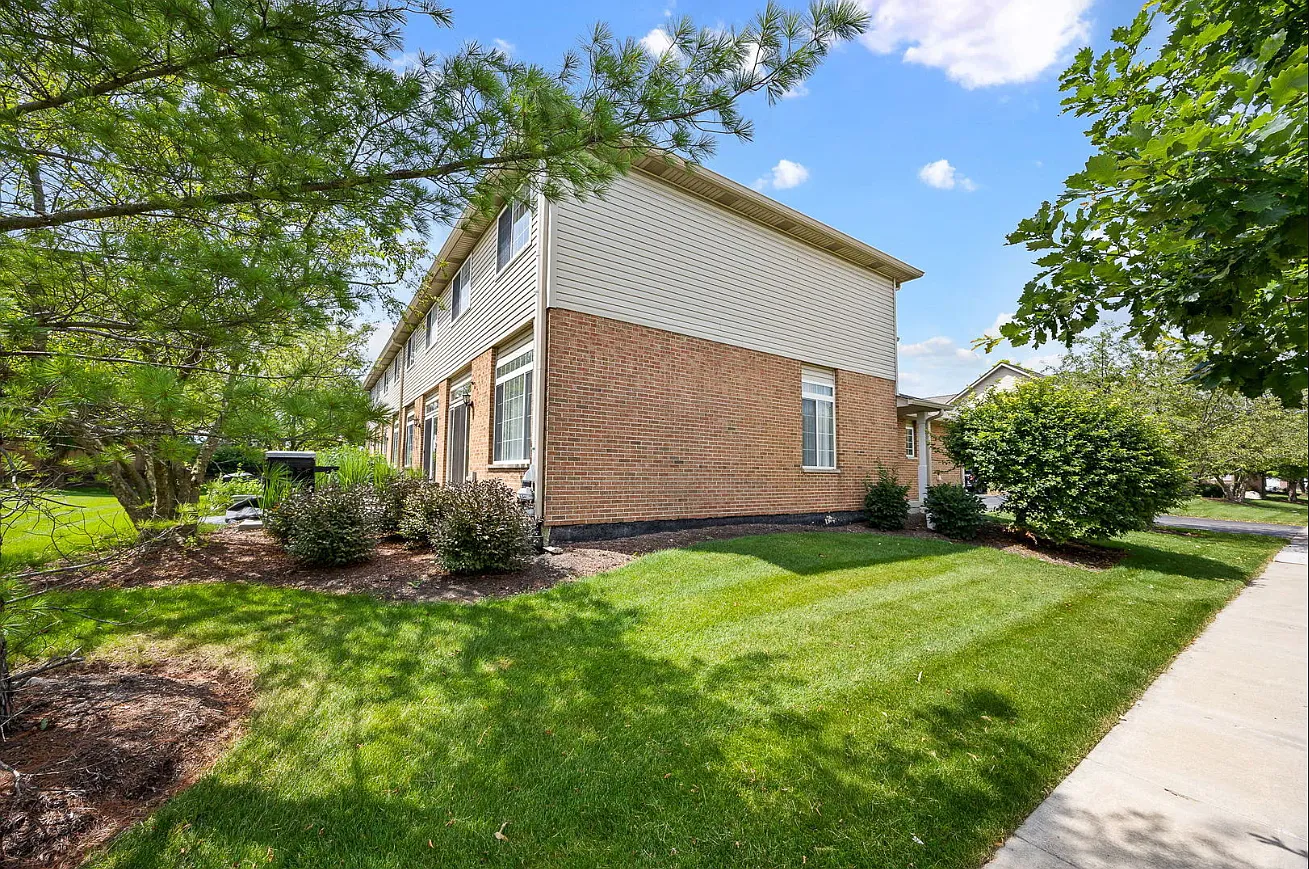 3 bed, 2.5 bath, 1984 sqft, $3,200 — Photo 3