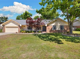 701 S Chateau Dr, Rogers, AR 72758